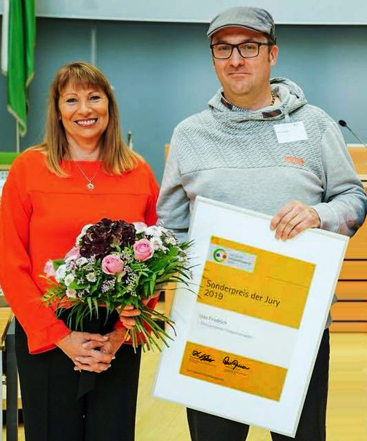 Staatsministerin für Gleichstellung und Integration Petra Köpping, SPD, MdLüberreicht Udo Friedrich die Urkunde