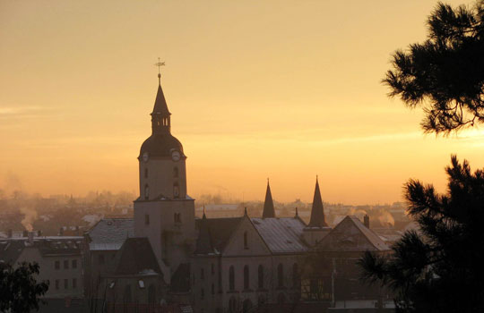 St. Martinskirche Meerane vor winterlichem Abendhimmel