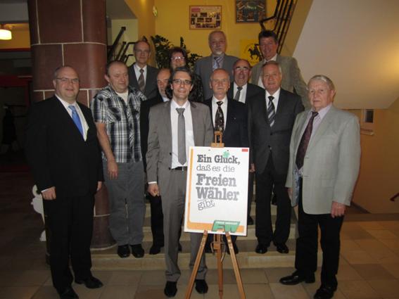 Abschluss-Gruppenfoto auf den Stufen der evangelischen Grundschule Meerane