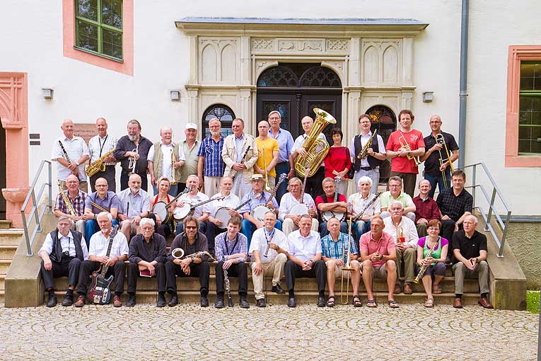 Gruppenbild der Gäste mit Hot and Blue vor dem Schloss Ponitz